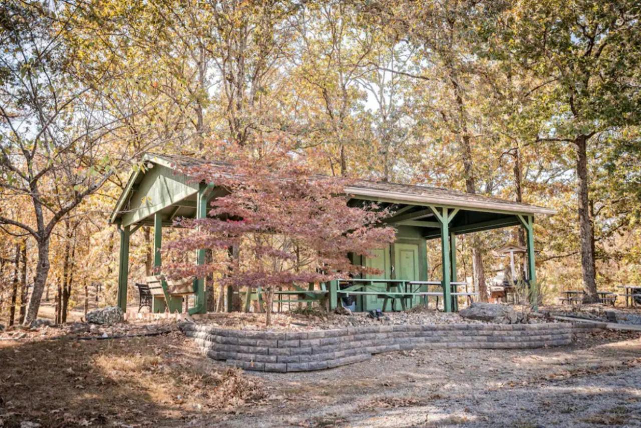 Resort Home On Half A Wooded Acres Sleeps Up To 14 Firepit For Smores Hot Springs Bagian luar foto